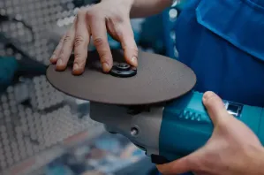 ¿Cómo cambiar la rueda de molinillo de ángulo?